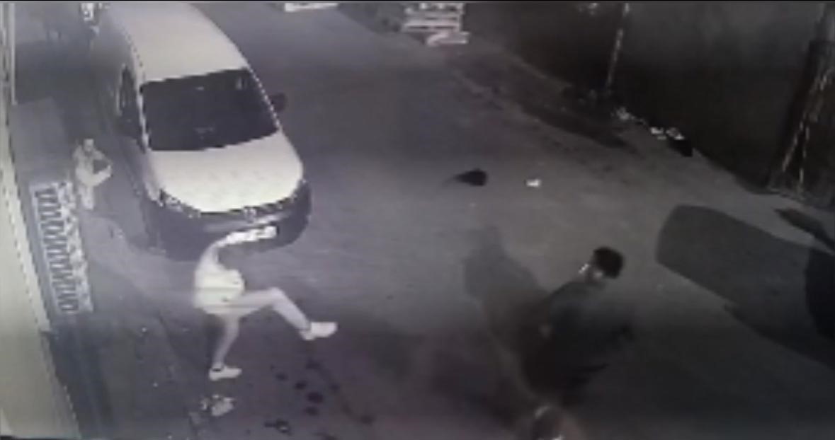 İstanbul’da silahlı “yanlış yaptın” saldırısı kameraya yansıdı: Arkadaşına kovanları toplattı