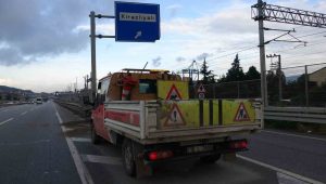 Kocaeli’de kontrolden çıkan otomobil bariyere çarptı