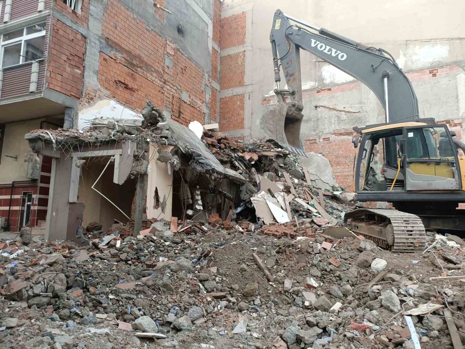 Sultangazi’de 3 binada hasar oluştu, vatandaşlar tahliye edildi
