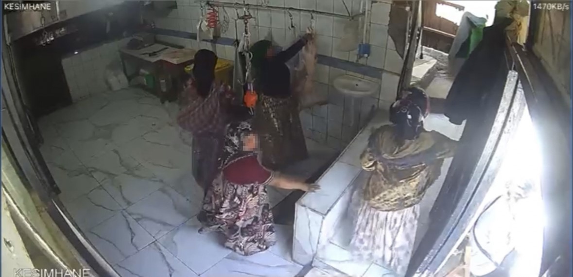 (Özel) İstanbul’da akıl almaz hırsızlık kamerada: Kancadaki 15 kilogramlık karkas eti çaldılar