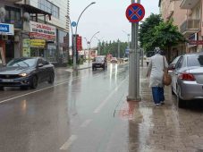 Yağmura yakalanmak istemeyen vatandaşlar hafta sonunu evde geçiriyor