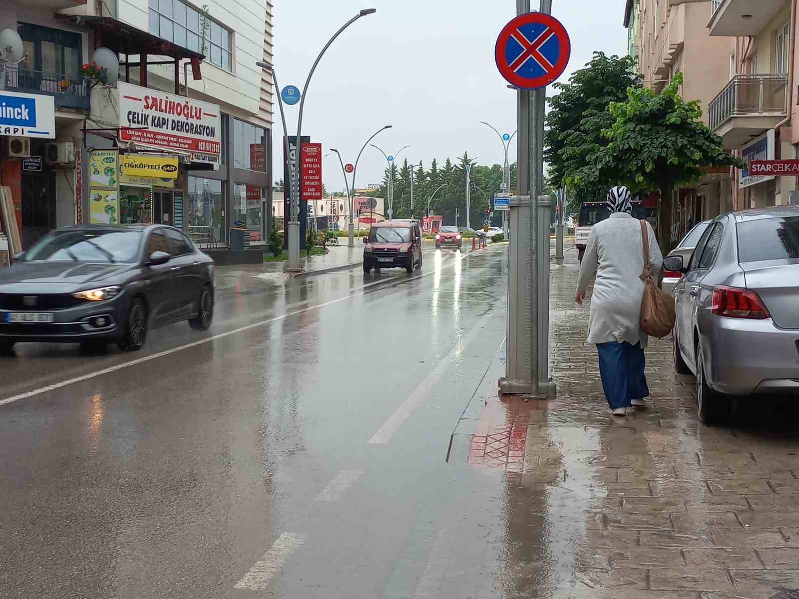 Yağmura yakalanmak istemeyen vatandaşlar hafta sonunu evde geçiriyor