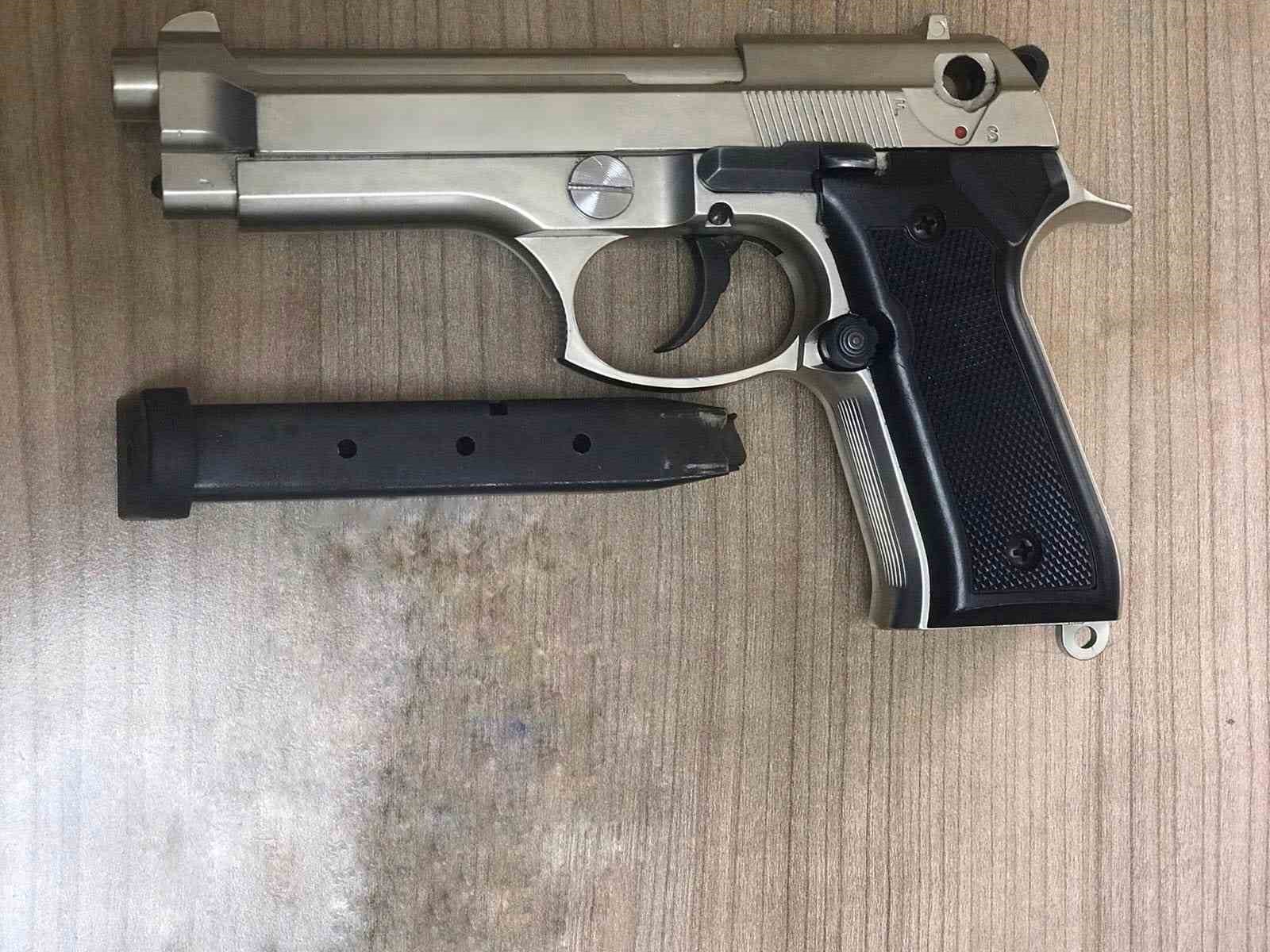 Gaziosmanpaşa’da asker eğlencesinde direğe çıkıp silahla ateş açan maganda yakalandı