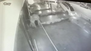 Kadıköy’de otomobilin direğe ve ağaca çarptığı kaza kamerada