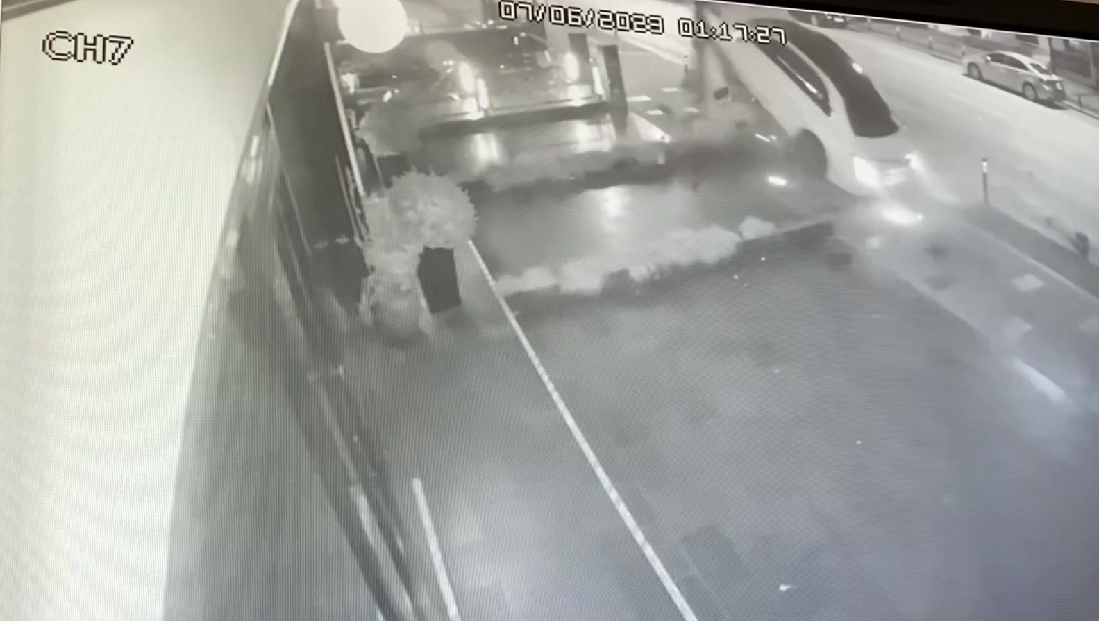 Kadıköy’de otomobilin direğe ve ağaca çarptığı kaza kamerada