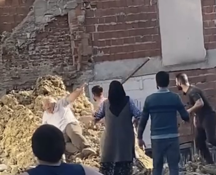Fatih’te sapanlı, sopalı kavga kamerada: 7 yaralı