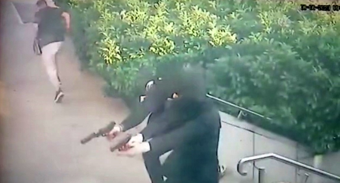 Şişli’de susturuculu silahla saldırı kamerada: Maskeli saldırganlar kurşun yağdırdı