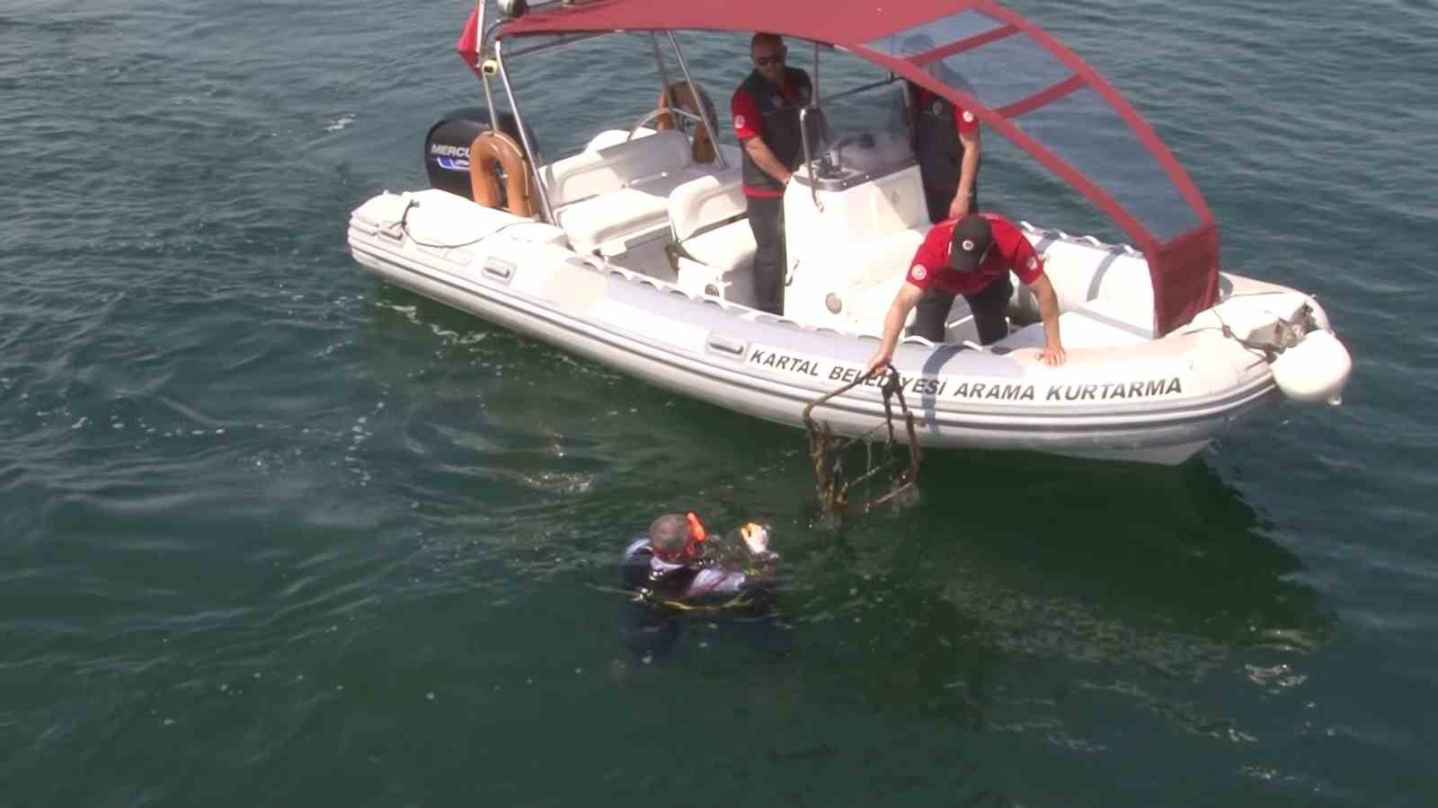 Kartal’da dalgıçlar tarafından Marmara Denizi dibinde temizlik yapıldı