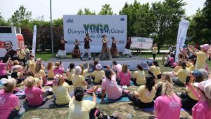 Büyükçekmece’de Dünya Yoga Günü nedeniyle yüzlerce kadın yoga yaptı