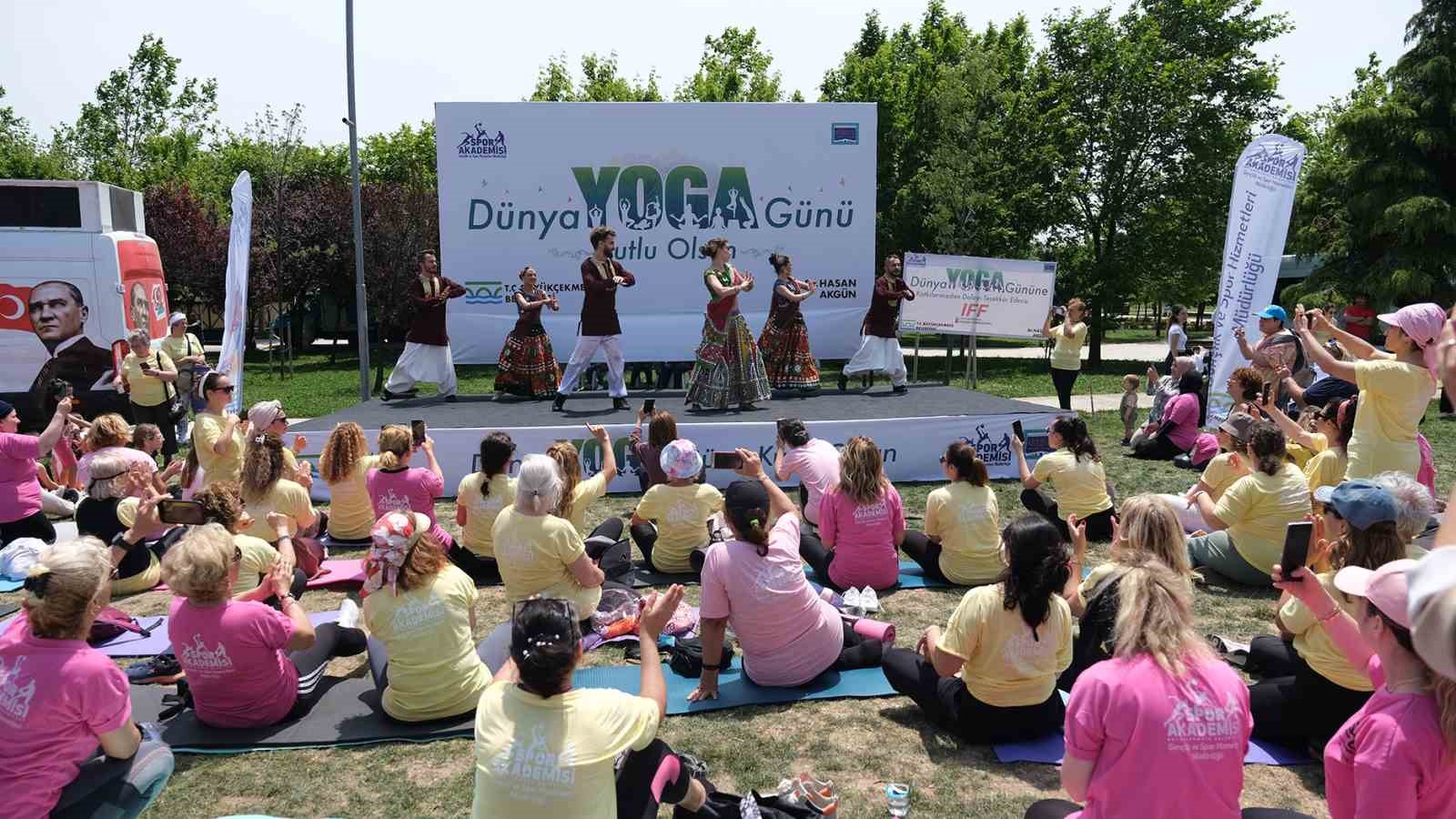 Büyükçekmece’de Dünya Yoga Günü nedeniyle yüzlerce kadın yoga yaptı