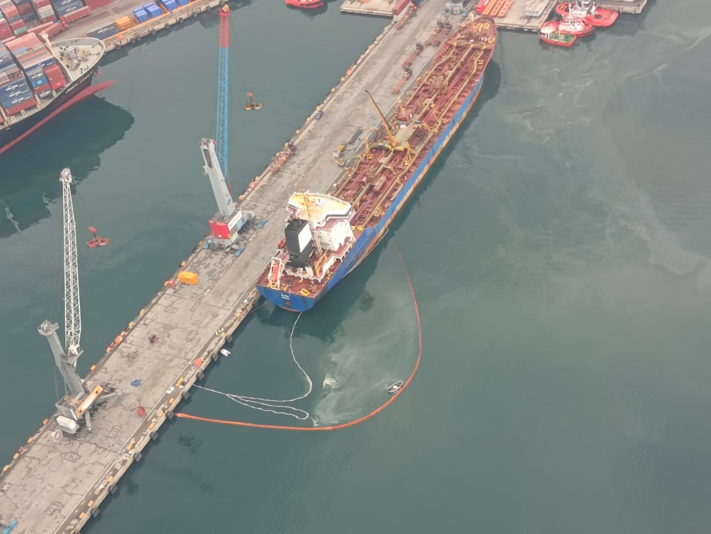 İzmit Körfezi’ni kirleten tanker gemisi deniz uçağı ile tespit edildi