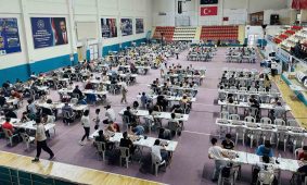 Türkiye’nin dört bir yanından Kocaeli’ye gelen sporcular satranç turnuvasında ter döküyor