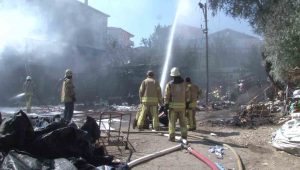 Pendik’te hurda deposunda yangın: Patlama sesleri duyuldu
