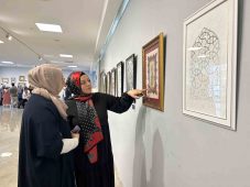 Çiçeği burnunda sanatçılardan karma sergi