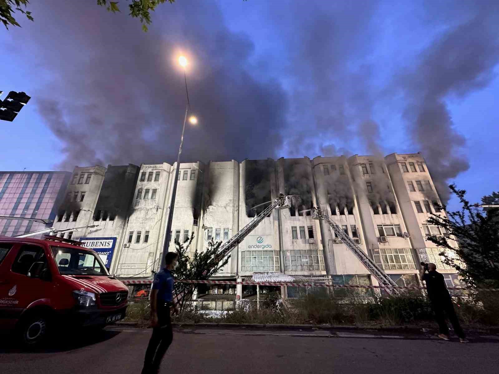 Başakşehir’de 6 katlı iş hanında yangın: Mahsur kalan 8 kişi kurtarıldı