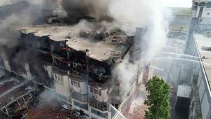Başakşehir’de iş hanındaki yangını söndürme çalışmaları havadan görüntülendi