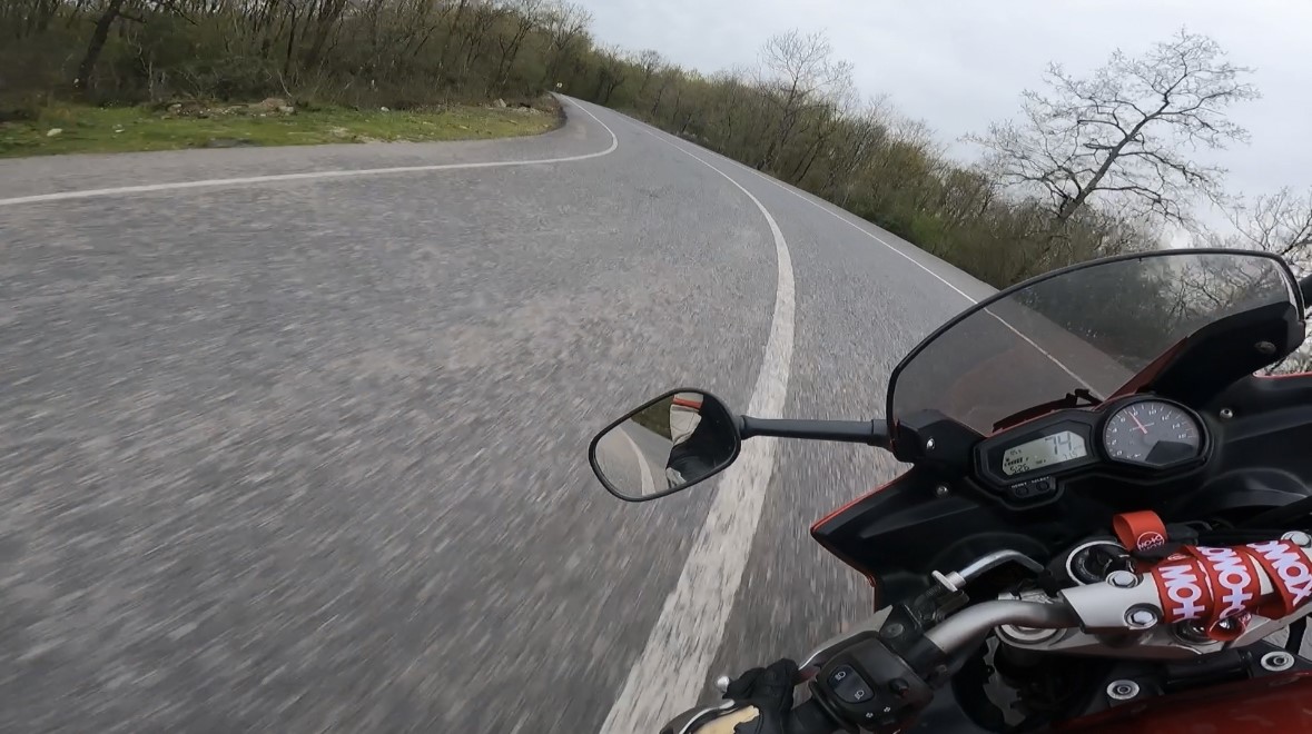 İstanbul’da motosikletlinin ölümden döndüğü kaza kamerada