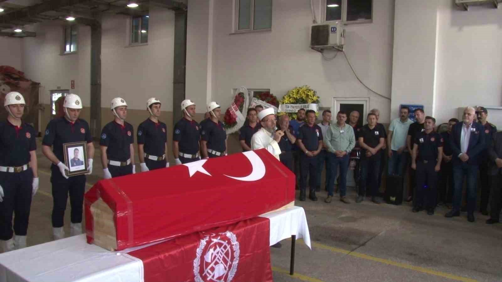 Ümraniye’de çatıdan düşerek şehit olan itfaiye eri için tören