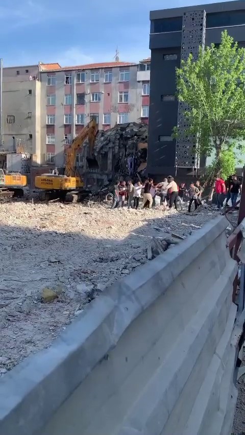Güngören’de yıkım sırasında yan bina zarar görünce arbede yaşandı