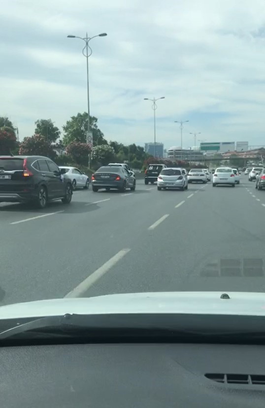 Bayrampaşa’da tepki çeken anlar: Düğün konvoyu 4 şeritli yolu kapatıp, trafiği yavaşlattı
