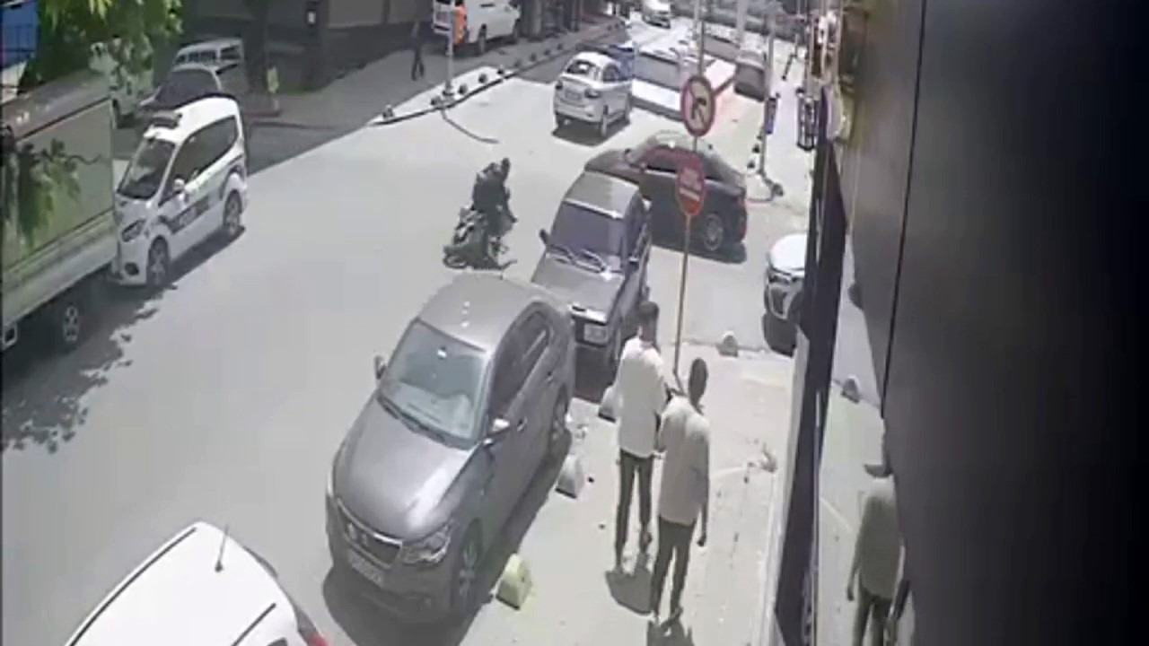 Sultangazi’de feci kaza kamerada: Motosikletlinin kaskı kafasından fırladı