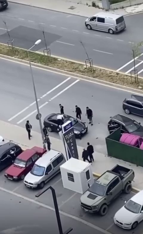 Tartıştığı kişiye sunrooftan vurmaya çalıştı, ilginç kavga kamerada