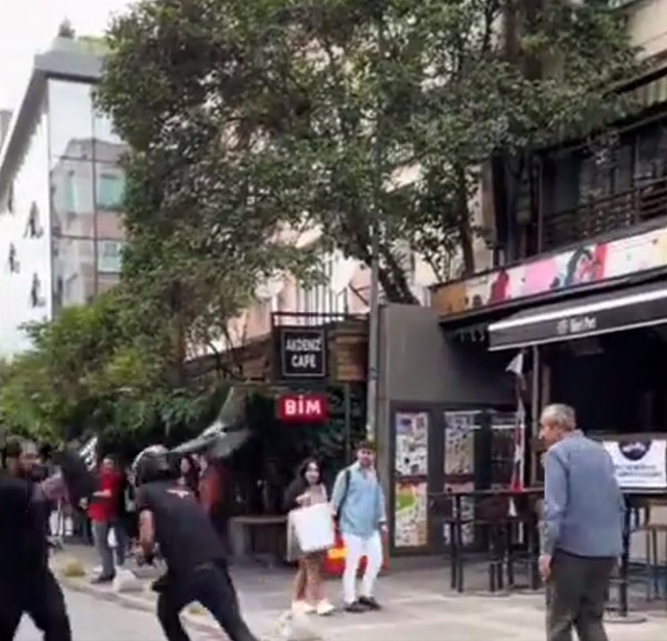 Kadıköy’de yolda duran kargayı almak isteyenlere diğer kargalar saldırdı