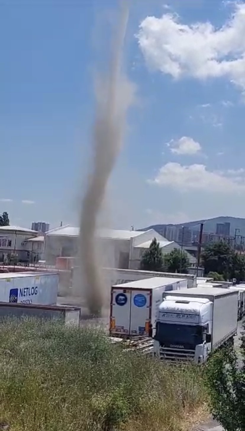 Maltepe’de tır garajında oluşan hortum şaşırttı