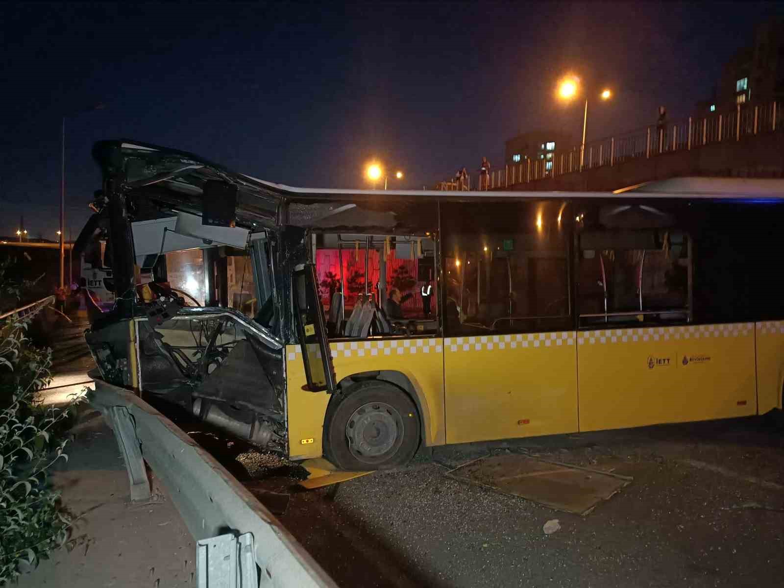 Başakşehir’de İETT otobüsü 7 metre yükseklikten alt yola düştü: 1 yaralı