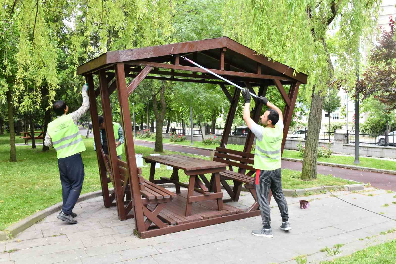Parklar çiçek ve bitkilerle süsleniyor
