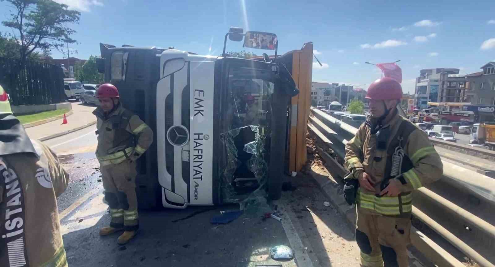 Pendik’te hafriyat kamyonu devrildi, kasadaki toprak başka bir araca döküldü