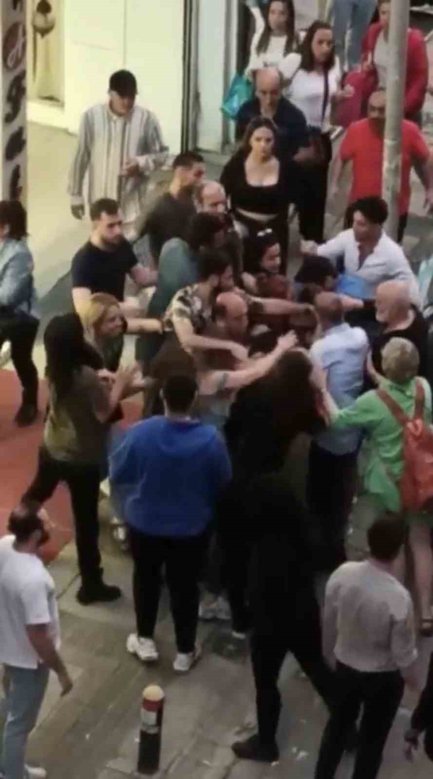 İstanbul’da iki kadın esnafın yer kavgası kamerada