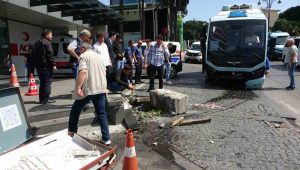 Pendik’te freni patlayan minibüs hastanenin girişine daldı