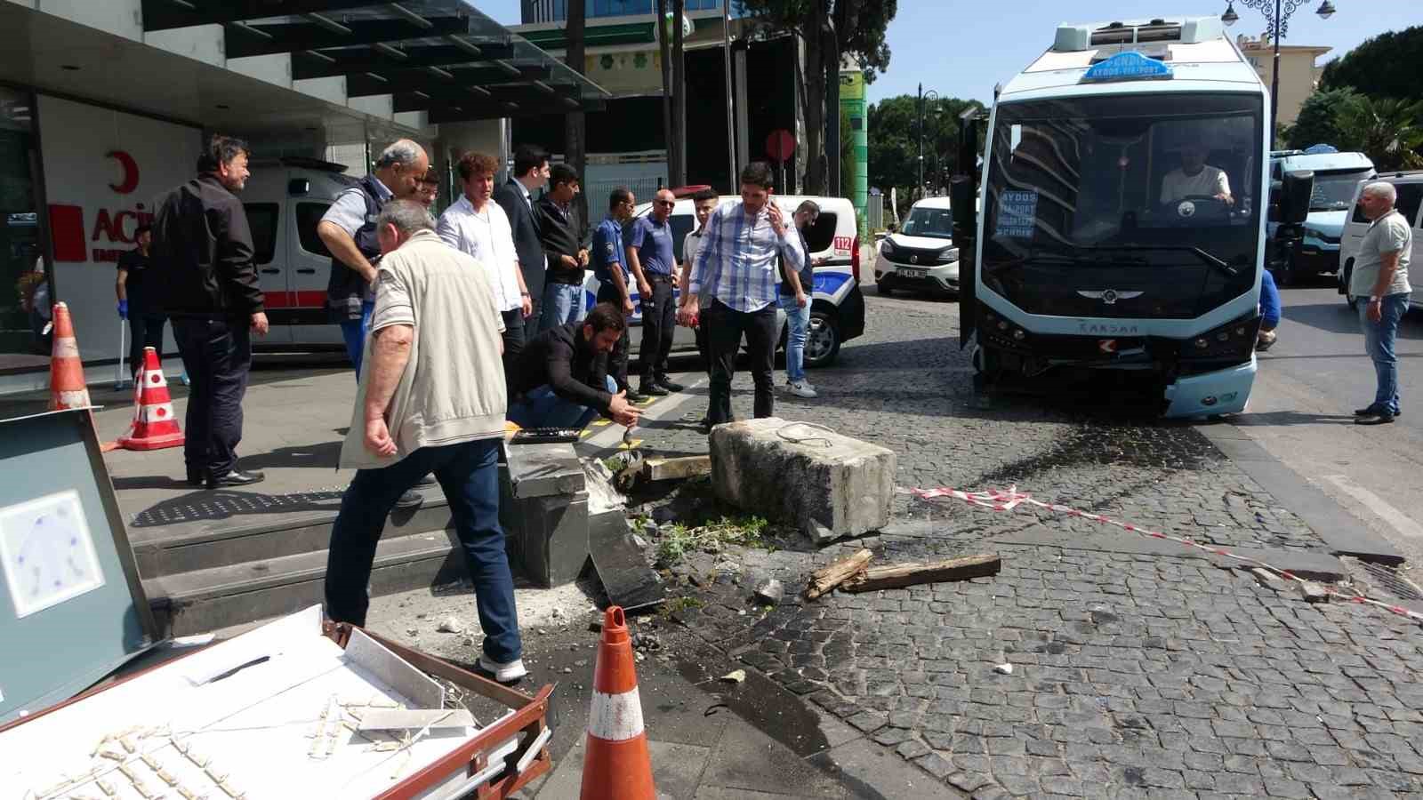 Pendik’te freni patlayan minibüs hastanenin girişine daldı