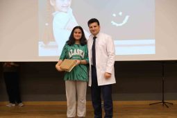 ‘Hastane Sınıfı’ örencilerinin karne sevinci