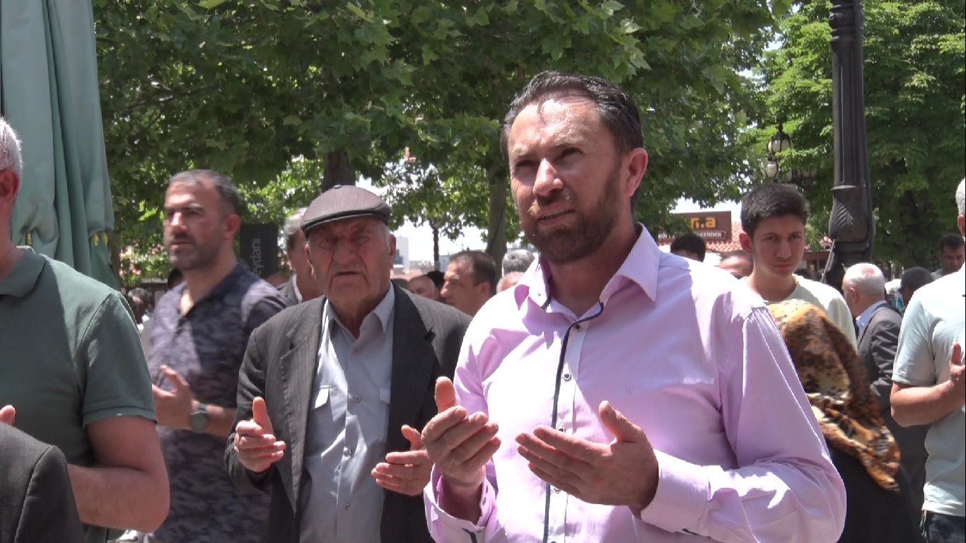 Yüzlerce veli YKS’ye girecek çocukları için Hacı Bayram Veli Türbesi’nde dua etti