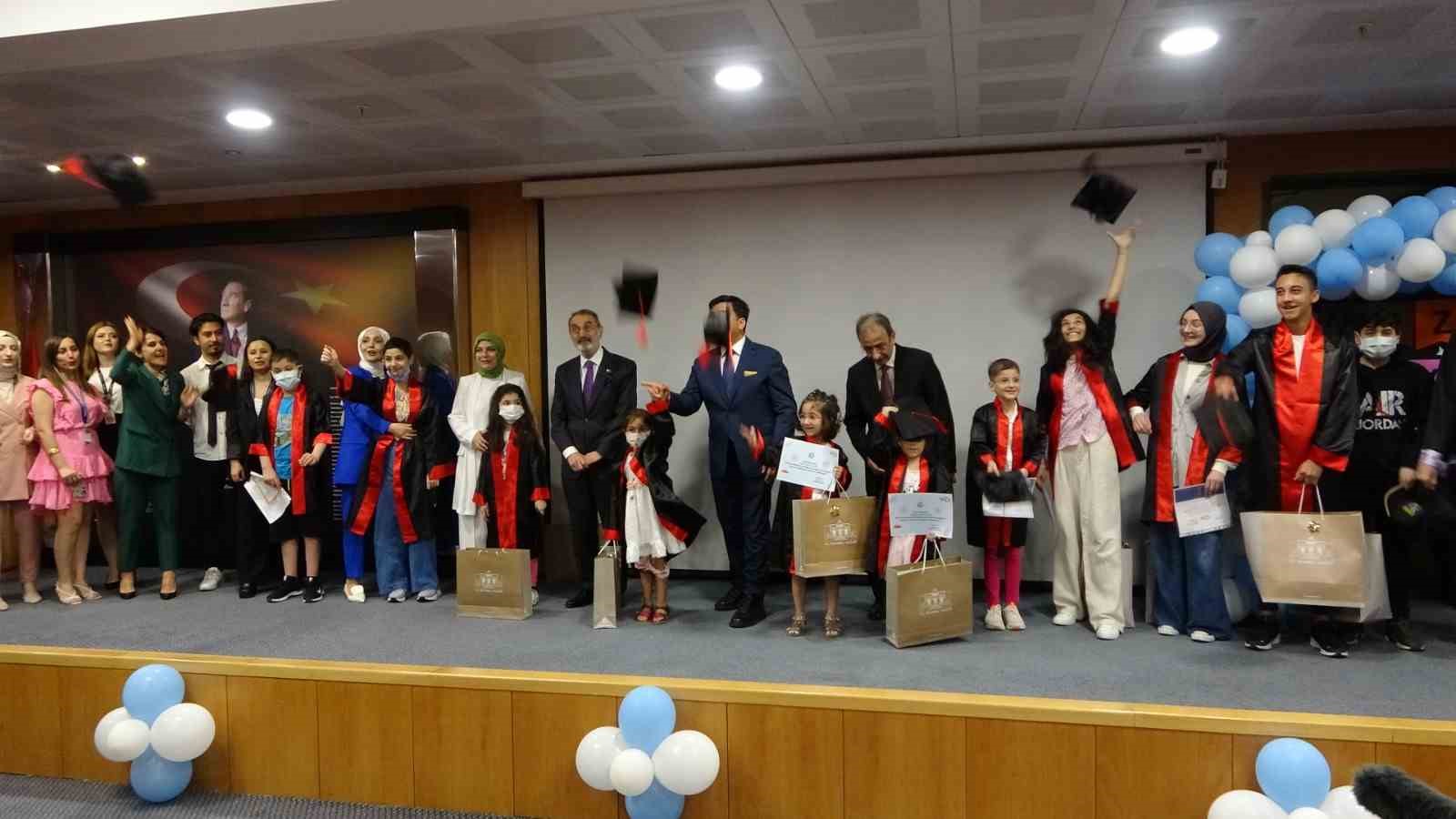 Pendik’te hastane sınıfı öğrencileri karne heyecanı yaşadı