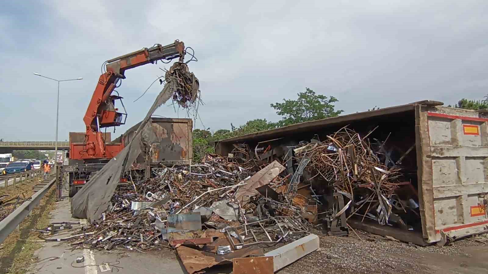 D100’de hurda yüklü tır devrildi: Yol 3 saat kapalı kaldı