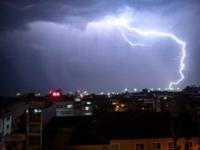 İstanbul’da şimşek ve gök gürültüsü etkili oldu