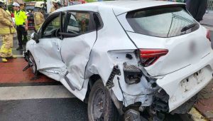 Beşiktaş’ta servis aracı ile otomobil çarpıştı: 4 yaralı