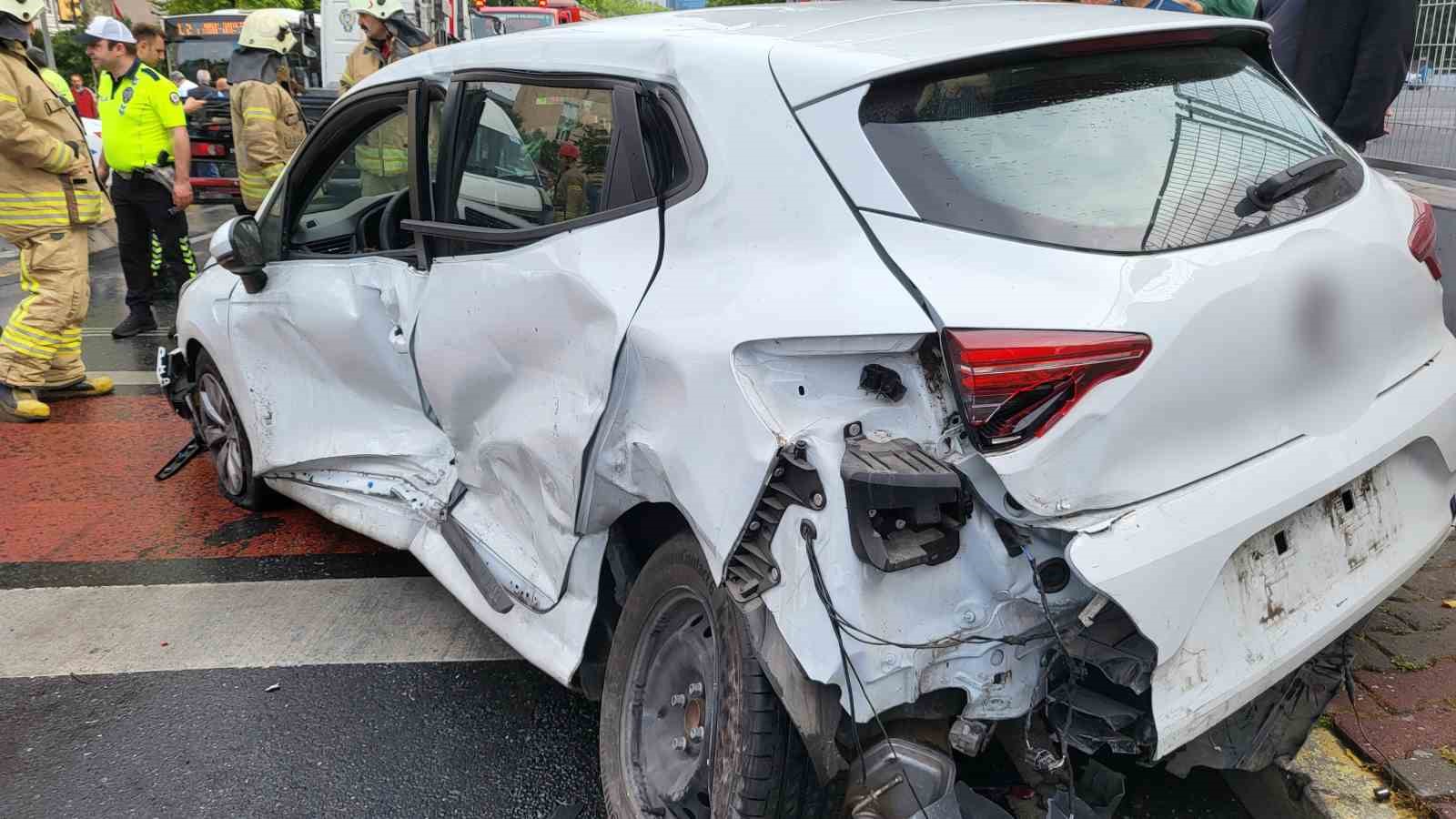 Beşiktaş’ta servis aracı ile otomobil çarpıştı: 4 yaralı