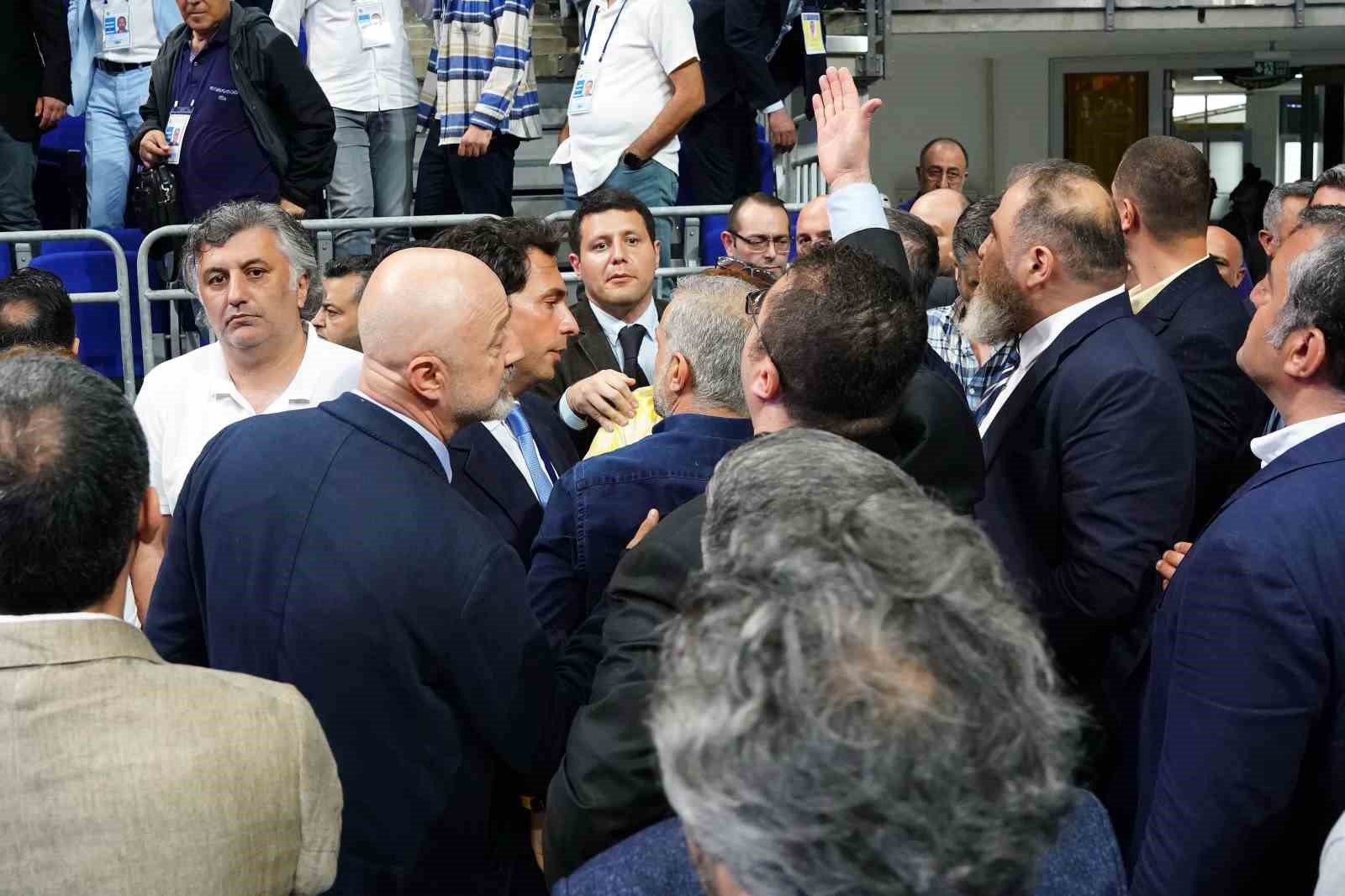 Fenerbahçe Olağan Genel Kurulu’nda gerginlik!