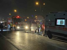 Sultangazi’de bariyerlere çarpan araç yan yattı: 1 ölü