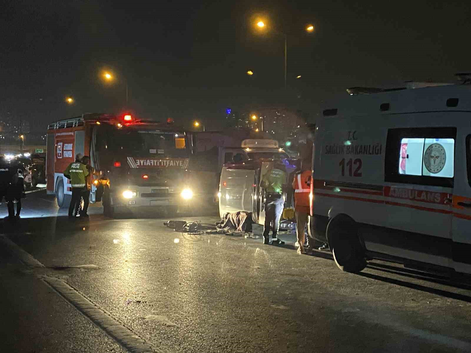 Sultangazi’de bariyerlere çarpan araç yan yattı: 1 ölü