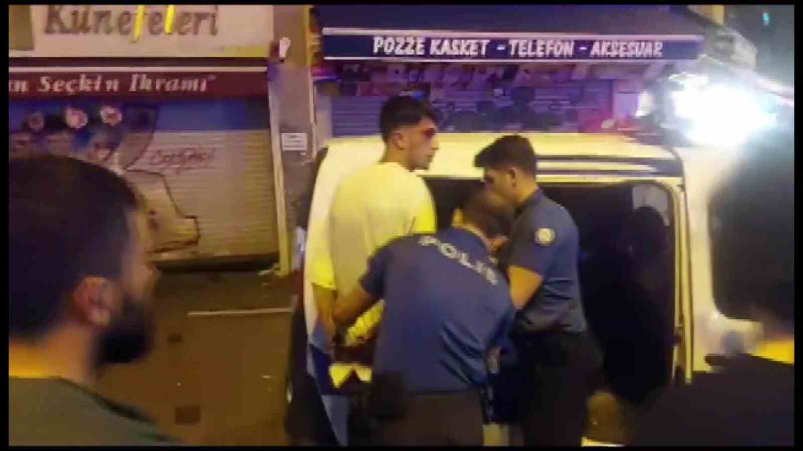 Kadıköy’de bir şahıs mekanın güvenlik görevlisini bıçakladı