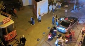 Galata’da “pes” dedirten görüntüler: Ortalığı dumana boğup askeri havaya fırlattılar