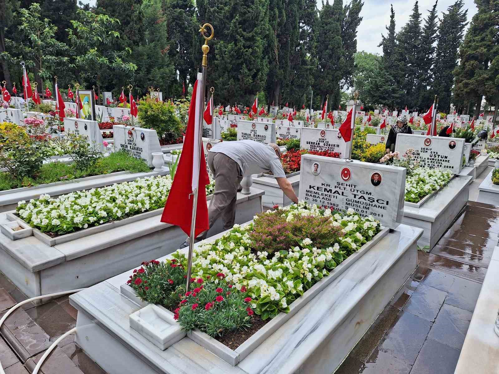 Edirnekapı Şehitliği’nde buruk Babalar Günü