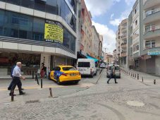 Bağcılar’da kapısı açık minibüsten düşen 3 kadın yaralandı