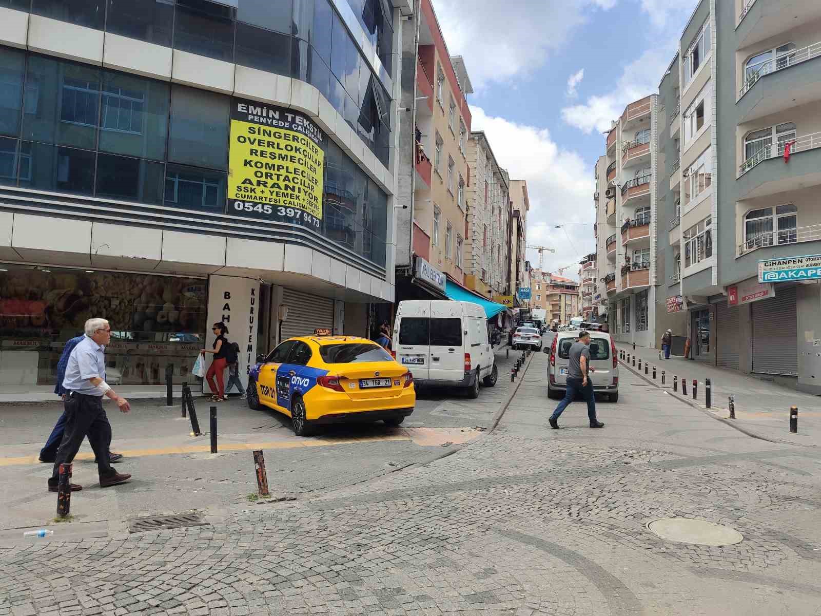 Bağcılar’da kapısı açık minibüsten düşen 3 kadın yaralandı