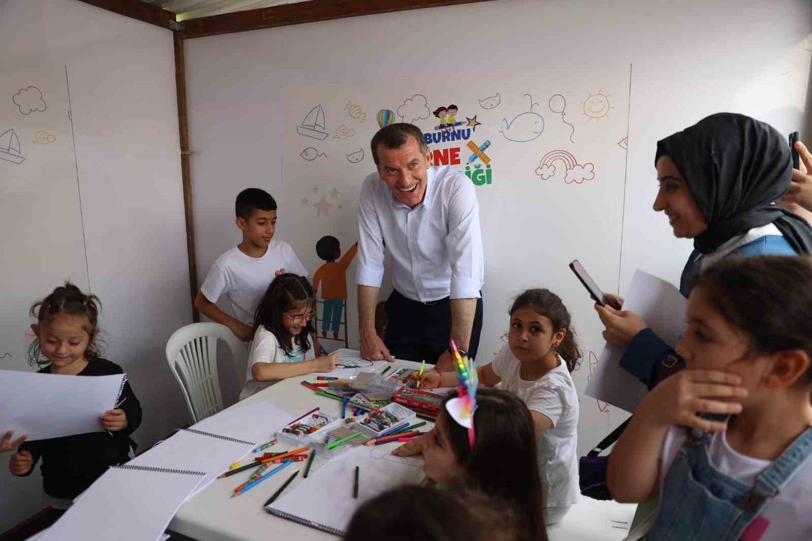Zeytinburnu Belediyesinden çocuklara karne hediyesi